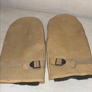 U.S. Navy (USN) WW2 leather mittens, chopper mittens or "gunner's mittens gloves